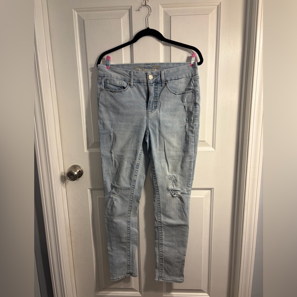 Light Wash Distressed Women’s Jeans
